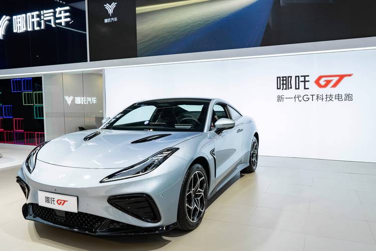 广州82哪吒汽车在智能汽车领域的表现，领途汽车在新能源汽车市场中的影响力